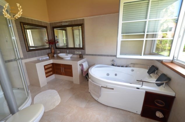 jacuzzi in the guest bathroom