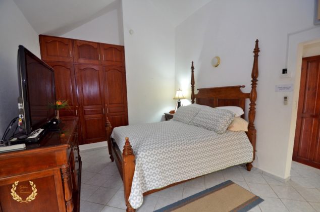 the second bedroom in the villa has poster bed